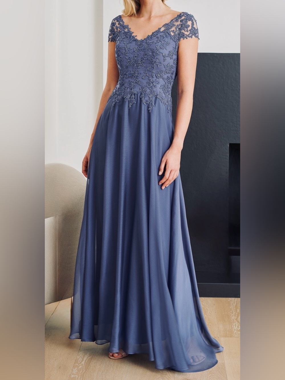 Elegant Steel Grey Lace Appliqué Cap Sleeve Wedding Dress